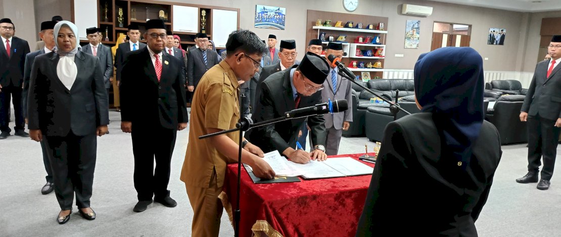 Pelantikan dan pengambilan sumpah jabatan Pimpinan Tinggi Pratama, Selasa, 14 Oktober 2025, di ruang kerja Bupati Sidrap.
