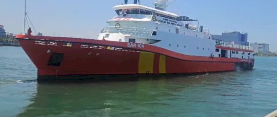 Basarnas mengerahkan KN SAR Kamajaya bersama dengan ABK untuk mencari kapal ambulans yang hilang kontak.