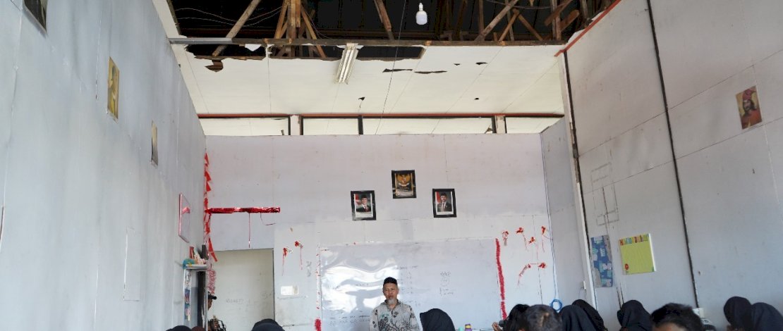 Bangunan Nyaris Roboh, Siswa SMA 23 Makassar Terpaksa Belajar di Mushola dan Teras Sekolah