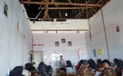 Bangunan Nyaris Roboh, Siswa SMA 23 Makassar Terpaksa Belajar di Mushola dan Teras Sekolah