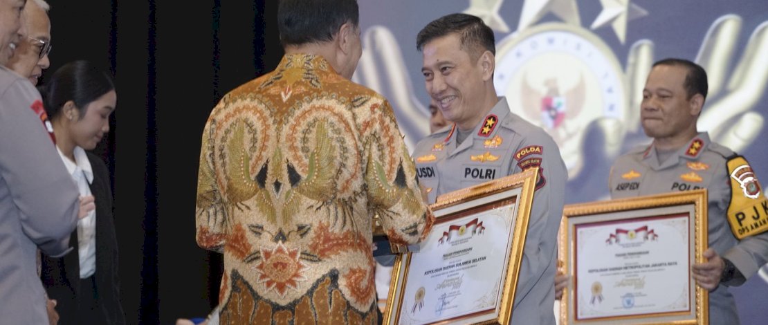 Kapolda Sulsel Irjen Pol Rusdi Hartono, menerima penghargaan Kompolnas Awards 2025 Kategori Terbaik Tingkat Polda Kelompok A, yang diserahkan secara resmi di Jakarta, Kamis, 16 Oktober 2025. 
