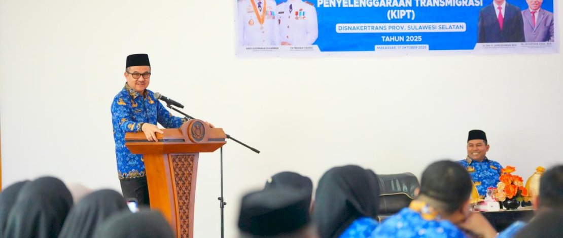 Sekretaris Daerah Provinsi Sulsel Jufri Rahman secara resmi membuka Rapat Koordinasi dan Integrasi Penyelenggaraan Transmigrasi (KIPT) yang diselenggarakan Dinas Tenaga Kerja dan Transmigrasi (Disnakertrans) Provinsi Sulsel, di Aula kantor Disnakertrans, Jumat, 17 Oktober 2025.