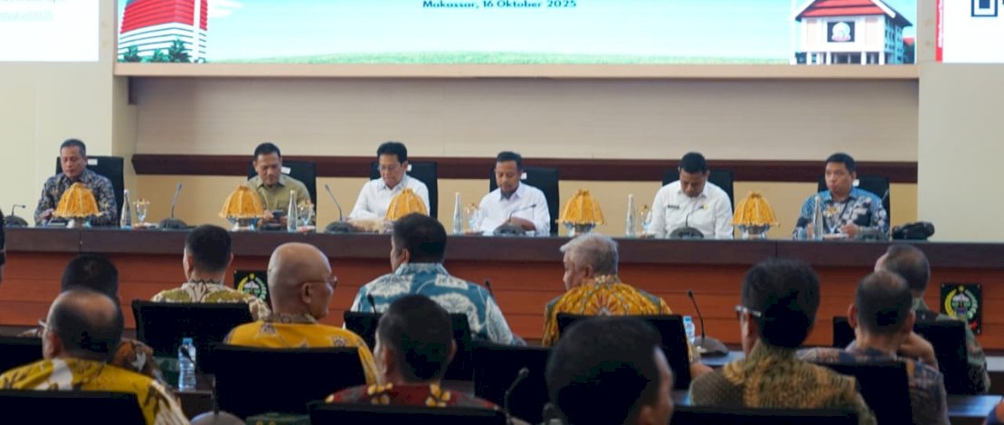 Bupati Luwu Timur, Irwan Bachri Syam menghadiri Rapat Koordinasi (Rakor) Pemberantasan Korupsi Wilayah Sulawesi Selatan 2025, yang digelar di ruang Rapat Pimpinan Kantor Gubernur Sulawesi Selatan, Kamis, 16 Oktober 2025.
