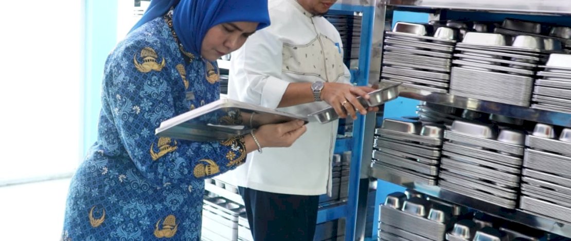 Aliyah Mustika Ilham menghadiri soft launching dan peresmian dapur program makan bergizi gratis, di Dapur Losari 99, Kawasan Centre Point of Indonesia (CPI), Kelurahan Maccini Sombala, Kecamatan Tamalate, Jumat, 17 Oktober 2025.