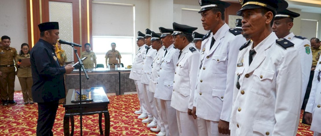 Bupati Luwu Timur, Irwan Bachri Syam, mengukuhkan Kepala Desa, di Aula Sasana Praja, Kantor Bupati, Senin, 29 September 2025. Bupati Luwu Timur, Irwan Bachri Syam, mengukuhkan Kepala Desa, di Aula Sasana Praja, Kantor Bupati, Senin, 29 September 2025.