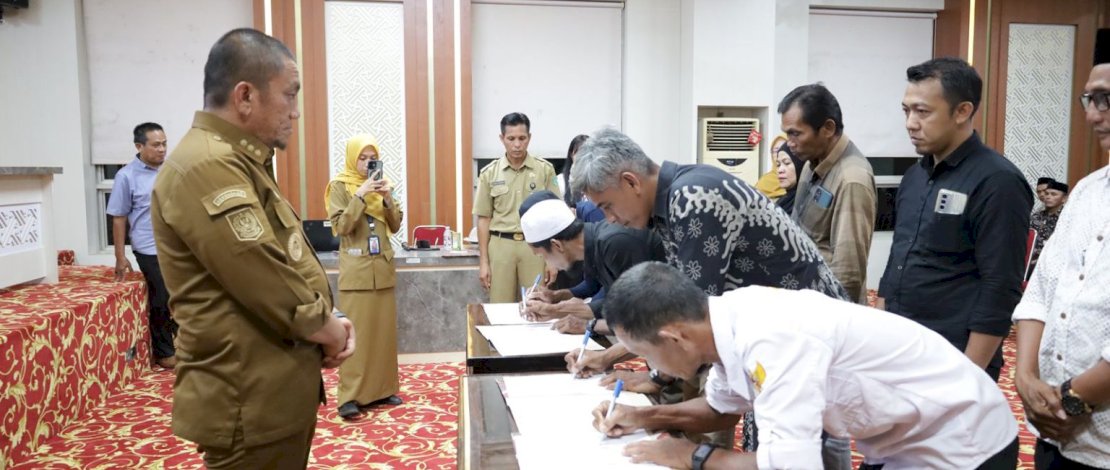 Penandatanganan pakta integritas oleh Kepala Desa dan Ketua BPD Desa, di Aula Sasaran Praja Kantor Bupati, Senin, 22 September 2025.
Penandatanganan pakta integritas oleh Kepala Desa dan Ketua BPD Desa, di Aula Sasaran Praja Kantor Bupati, Senin, 22 September 2025.