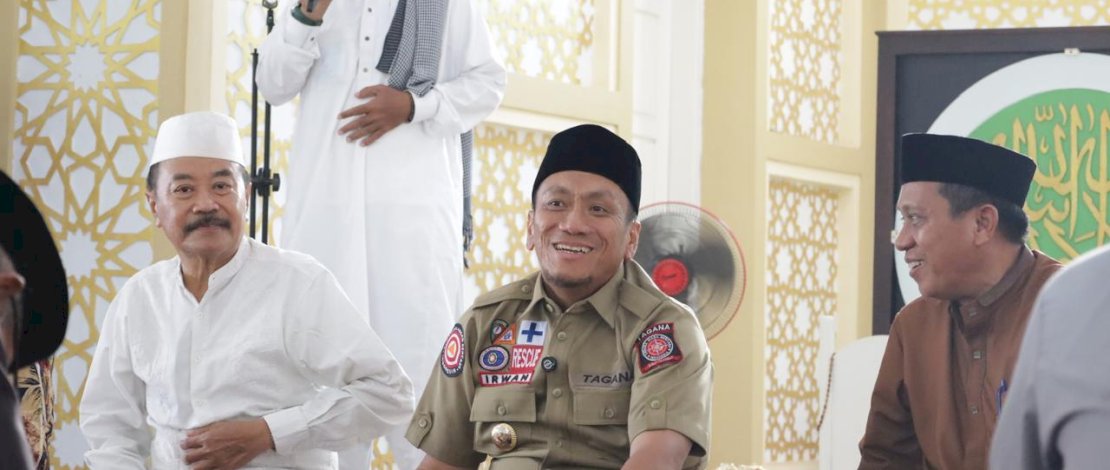 Bupati Luwu Timur, Irwan Bachri Syam menghadiri peringatan Maulid Nabi Besar Muhammad SAW 1447 Hijriah di Masjid Nurul Ittihad, Desa Mabonta, Kecamatan Burau dan di Masjid Babul Khaer, Desa Puncak Indah, Kecamatan Malili, Jum&rsquo;at, 19 September 2025.
