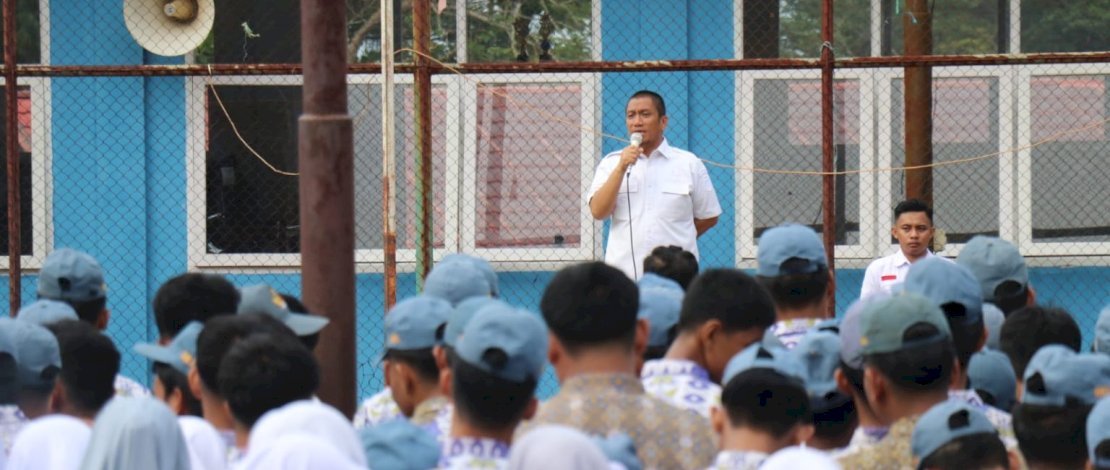 Ribuan siswa berdiri khidmat mengikuti apel yang dipimpin langsung oleh Bupati Luwu Timur, Irwan Bachri Syam.