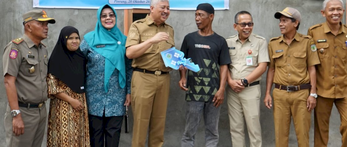 Bupati Pinrang, Andi Irwan Hamid, menyerahkan secara simbolis bantuan rumah layak huni kepada salah seorang warga di Kelurahan Sipatokkong, Kecamatan Watang Sawitto, Senin, 20 Oktober 2025.
