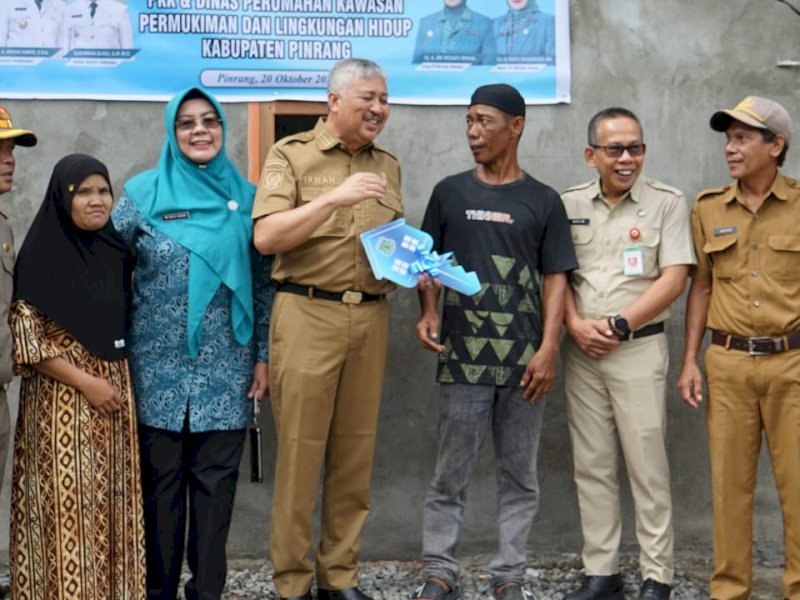 Bupati Pinrang Serahkan Bantuan Rumah Layak Huni untuk Warga