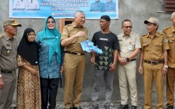 Bupati Pinrang Serahkan Bantuan Rumah Layak Huni untuk Warga