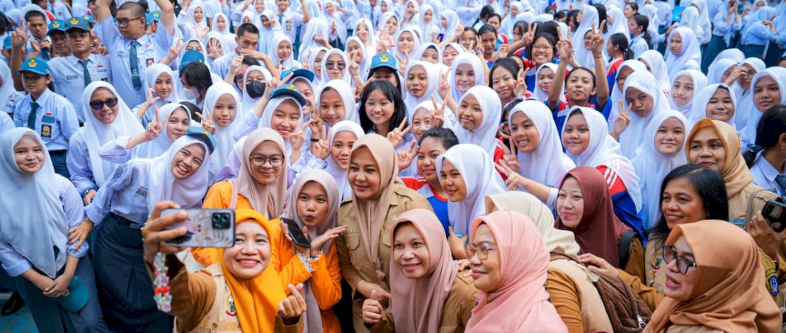 Wakil Gubernur Sulsel Fatmawati Rusdi, mengunjungi SMA Negeri 11 dan SMA Negeri 2 Makassar, Senin, 20 Oktober 2025.