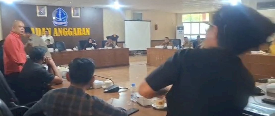 Suasana rapat Badan Anggaran (Banggar) DPRD Kabupaten Bone bersama Tim Anggaran Pemerintah Daerah (TAPD) Bone berlangsung tegang dan dramatis, Senin, 20 Oktober 2025. Suasana rapat Badan Anggaran (Banggar) DPRD Kabupaten Bone bersama Tim Anggaran Pemerintah Daerah (TAPD) Bone berlangsung tegang dan dramatis, Senin, 20 Oktober 2025.