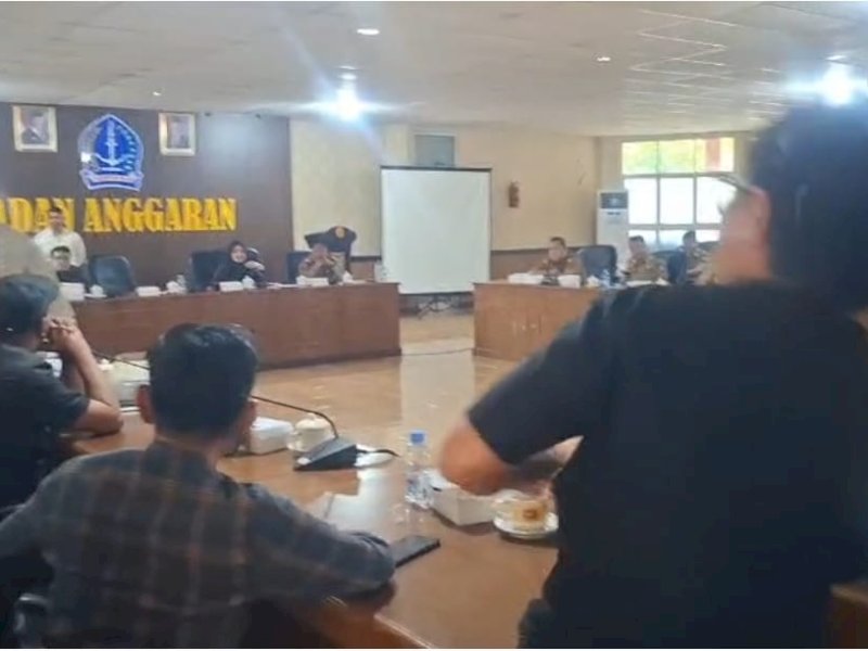 Rapat Banggar - TAPD Bone Ricuh, Anggota DPRD Pukul Meja dan Banting Gelas Hingga Pecah