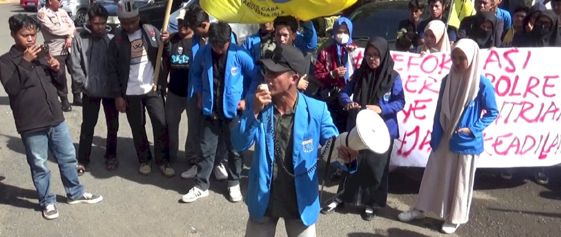 Puluhan mahasiswa yang tergabung dalam Pergerakan Mahasiswa Islam Indonesia (PMII) Cabang Bone menggelar aksi unjuk rasa di depan Markas Kepolisian Resor (Polres) Bone, Selasa, 21 Oktober 2025.