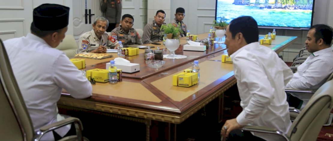 Kepala Kantor Wilayah Kementerian Agama Provinsi Sulsel Ali Yafid menerima kunjungan silaturahmi dan koordinasi dari Direktur Pembinaan Masyarakat (Dirbinmas) Polda Sulsel, AKBP Anang Triarsono, di Kantor Wilayah Kemenag Sulsel, Senin, 20 Oktober 2025.