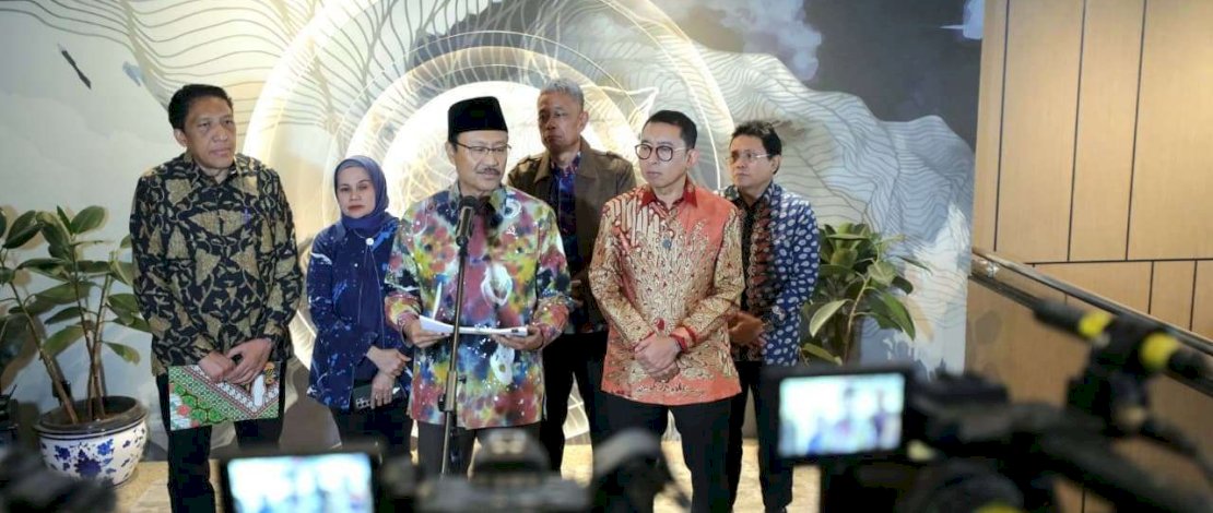 Menteri Sosial Saifullah Yusuf memberikan keterangan pers usai menyerahkan berkas usulan 40 tokoh jadi pahlawan nasional di Kantor Kementerian Kebudayaan, Jakarta, Selasa, 21 Oktober 2025. Menteri Sosial Saifullah Yusuf memberikan keterangan pers usai menyerahkan berkas usulan 40 tokoh jadi pahlawan nasional di Kantor Kementerian Kebudayaan, Jakarta, Selasa, 21 Oktober 2025.