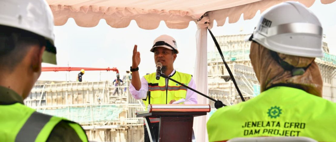 Gubernur Sulsel Andi Sudirman Sulaiman melakukan site visit atau kunjungan lapangan untuk meninjau secara langsung progres proyek pembangunan Bendungan Jenelata di Kabupaten Gowa, Selasa, 21 Oktober 2025.
