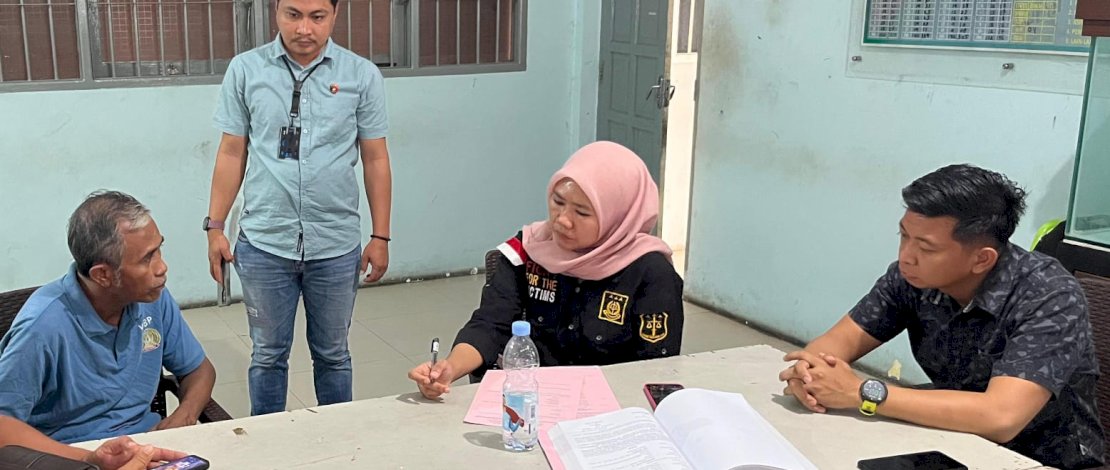 Tipidkor Satuan Reskrim Polres Jeneponto melimpahkan tersangka dan barang bukti dalam kasus dugaan penyalahgunaan aset Desa Balangloe Tarowang, Kecamatan Tarowang, Kabupaten Jeneponto, kepada Jaksa Penuntut Umum (JPU) Kejaksaan Negeri (Kejari) Jeneponto. Tipidkor Satuan Reskrim Polres Jeneponto melimpahkan tersangka dan barang bukti dalam kasus dugaan penyalahgunaan aset Desa Balangloe Tarowang, Kecamatan Tarowang, Kabupaten Jeneponto, kepada Jaksa Penuntut Umum (JPU) Kejaksaan Negeri (Kejari) Jeneponto.