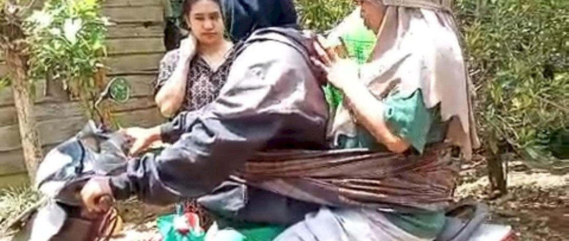 Bidan desa di Kabupaten Bone membonceng ibu hamil yang hendak melahirkan ke puskesmas. Bidan desa di Kabupaten Bone membonceng ibu hamil yang hendak melahirkan ke puskesmas.