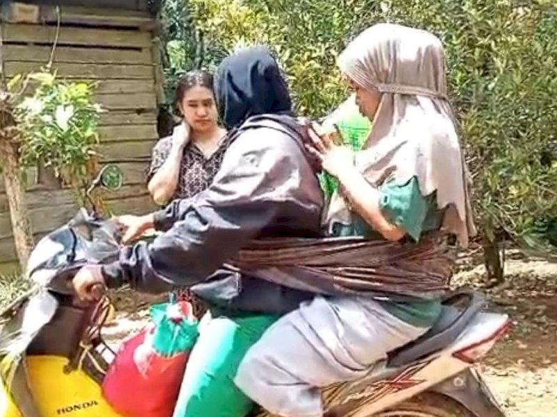 Tempuh 2 Jam Perjalanan dengan Sepeda Motor, Bidan Desa di Bone Berjuang Bawa Ibu yang Hendak Melahirkan ke Puskesmas
