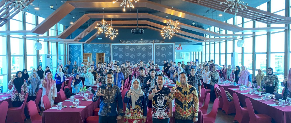 Bimbingan Teknis Penyusunan Arsitektur Sistem Informasi dan Arsitektur SPBE di Aston Hotel Makassar, Kamis, 23 Oktober 2025. Bimbingan Teknis Penyusunan Arsitektur Sistem Informasi dan Arsitektur SPBE di Aston Hotel Makassar, Kamis, 23 Oktober 2025.