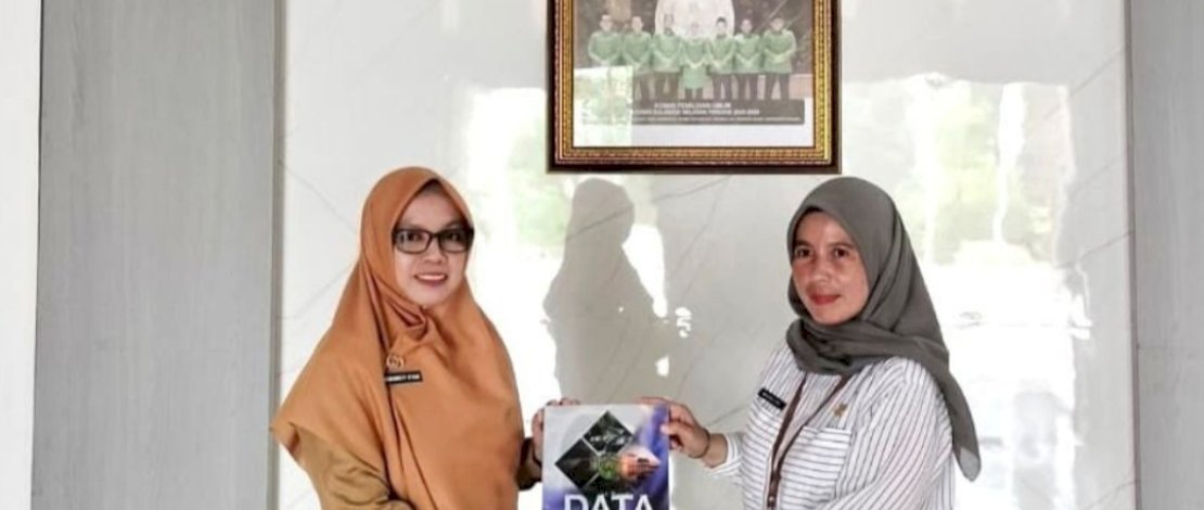 Disdukcapil Kabupaten Luwu Timur menyerahkan buku Data Agregat Kependudukan Semester I Tahun 2025, kepada sejumlah Organisasi Perangkat Daerah (OPD), Senin, 29 September 2025