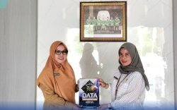 Disdukcapil Luwu Timur Serahkan Buku Data Agregat Kependudukan ke Sejumlah OPD