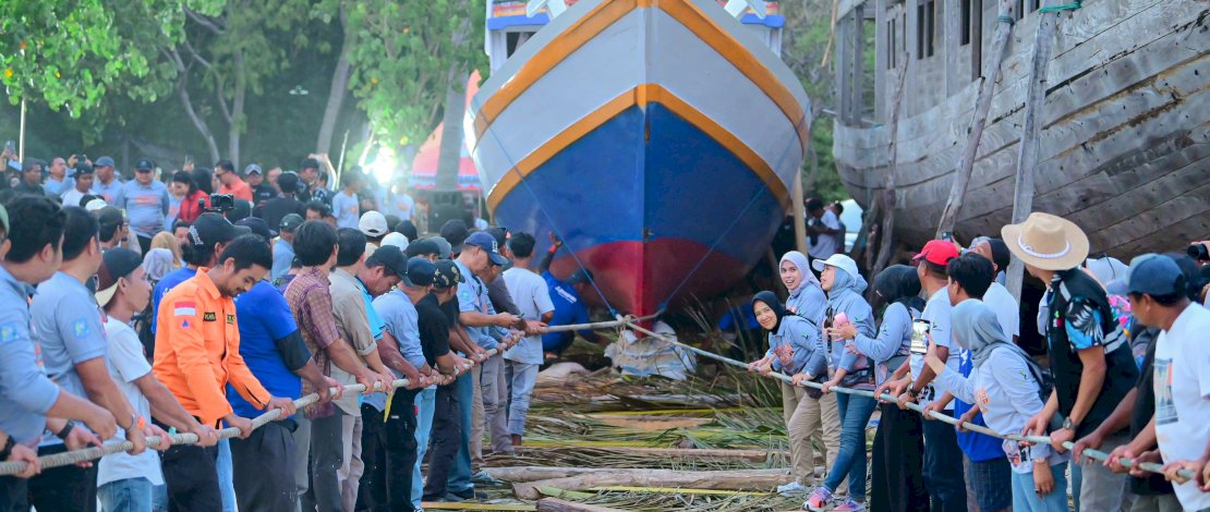 Festival Pinisi XV Tahun 2025 di Pantai Mandala Ria, Desa Lembanna, Kecamatan Bonto Bahari, Kabupaten Bulukumba, Kamis, 23 Oktober 2025.
 Festival Pinisi XV Tahun 2025 di Pantai Mandala Ria, Desa Lembanna, Kecamatan Bonto Bahari, Kabupaten Bulukumba, Kamis, 23 Oktober 2025.