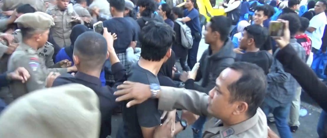 Aksi demonstrasi yang digelar oleh Ratusan Mahasiswa dari Pergerakan Mahasiswa Islam (PMII) terkait jual beli bantuan alsintan, di Kantor Bupati Bone berakhir ricuh, Jumat, 24 Oktober 2025.
