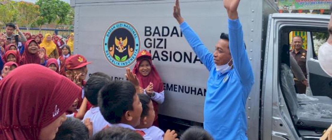 Bupati Sidrap, Syaharuddin Alrif, turun langsung ke lapangan membagikan makanan bergizi kepada para pelajar di Kecamatan Watang Sidenreng, Senin (27/10/2025).
 Bupati Sidrap, Syaharuddin Alrif, turun langsung ke lapangan membagikan makanan bergizi kepada para pelajar di Kecamatan Watang Sidenreng, Senin (27/10/2025).