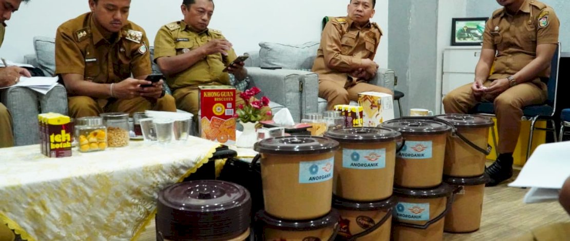 Camat Wajo Dorong Lurah dan Pelaku Usaha Wujudkan Kawasan Bersih Lewat Pengelolaan Sampah Terpadu Camat Wajo Dorong Lurah dan Pelaku Usaha Wujudkan Kawasan Bersih Lewat Pengelolaan Sampah Terpadu