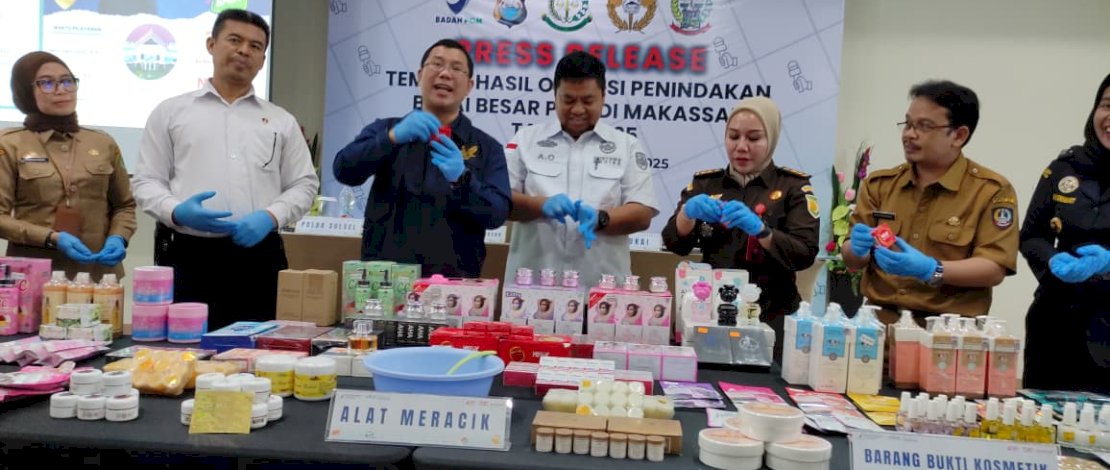 BPOM Makassar Sita Ribuan Kosmetik Ilegal Senilai Rp728 Juta dari 'Ratu Pemutih' Sidrap BPOM Makassar Sita Ribuan Kosmetik Ilegal Senilai Rp728 Juta dari 'Ratu Pemutih' Sidrap