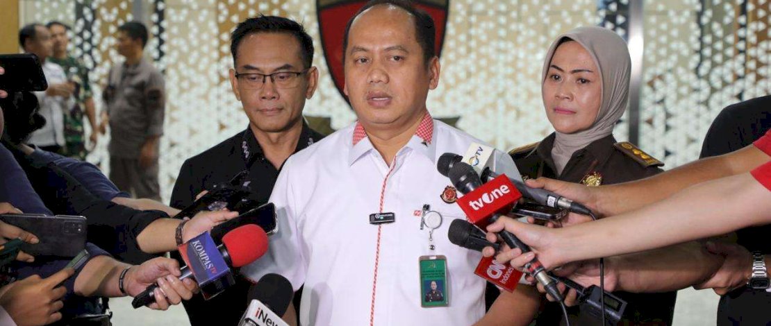 Kepala Pusat Penerangan Hukum Kejaksaan Agung, Anang Supriatna, menyampaikan adanya pemeriksaan terhadap Direktur Keuangan Pertamina Patra Niaga, AS.