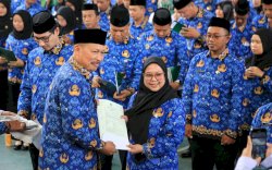 Serahkan SK PPPK, Kakanwil Kemenag Sulsel Ingatkan Bijak Gunakan Sosial Media Serahkan SK PPPK, Kakanwil Kemenag Sulsel Ingatkan Bijak Gunakan Sosial Media
