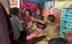 Jenguk Warga Lansia yang Sakit, Bupati Luwu Timur Instruksikan Kades Dampingi Jalani Perawatan Medis Jenguk Warga Lansia yang Sakit, Bupati Luwu Timur Instruksikan Kades Dampingi Jalani Perawatan Medis