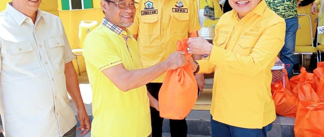 Penyerahan paket bantuan sembako dari Anggota DPR RI, Nurdin Halid, kepada panitia HUT Partai Golkar Sulsel.