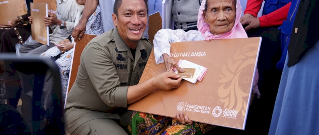 Bupati Luwu Timur Irwan Bachri Syam menyerahkan Kartu Lansia kepada penerima manfaat secara simbolis, Kamis, 30 Oktober 2025.