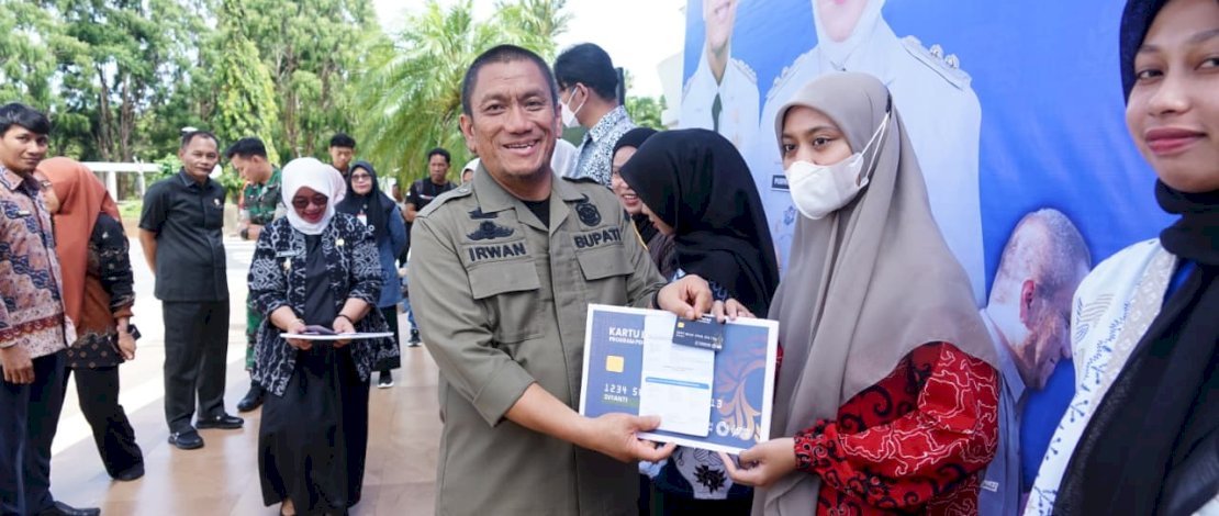 Bupati Luwu Timur, Irwan Bachri Syam menyerahkan Kartu Lutim Pintar secara simbolis di Halaman Kantor Bupati, Kamis, 30 Oktober 2025.