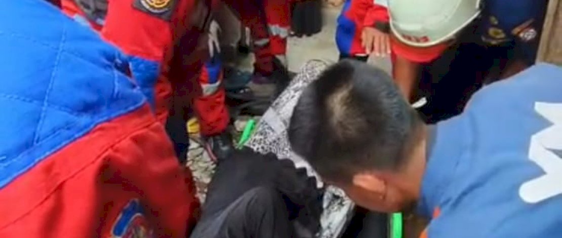 Damkar Makassar Evakuasi Lansia Sakit dari Rumah ke RS Labuang Baji