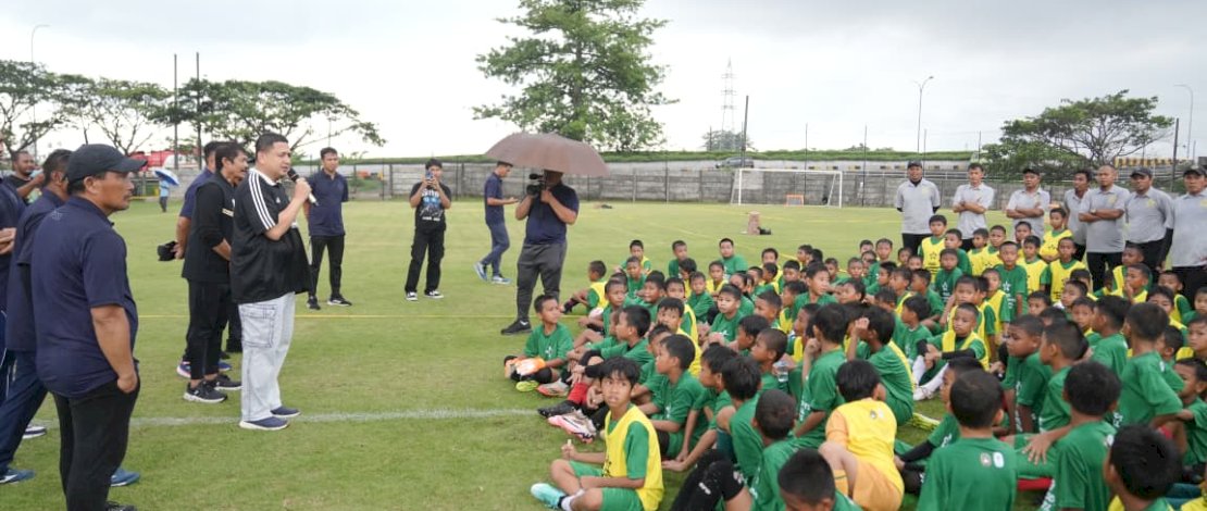 Wali Kota Makassar Munafri Arifuddin hadir langsung memberikan dukungan ke 140 anak perwakilan Sekolah Sepak Bola (SSB) se-Sulawesi Selatan antusias mengikuti Grassroots Football Festival 
