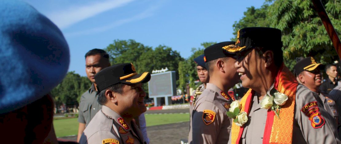Kapolres Kepulauan Selayar AKBP Didid Imawan menyambut kedatangan Kapolda Sulsel yang baru, Irjen Pol Djuhandhani Rahardjo Puro, di Mapolda Sulsel, Senin, 3 November 2025.