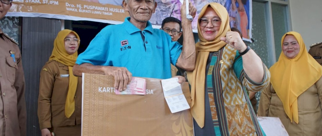Sebanyak 168 lansia dari delapan desa menerima bantuan kartu lansia, yang diserahkan secara langsung oleh Wakil Bupati Luwu Timur, Puspawati Husler, di Aula Kantor Camat Towuti, Senin, 3 November 2025.