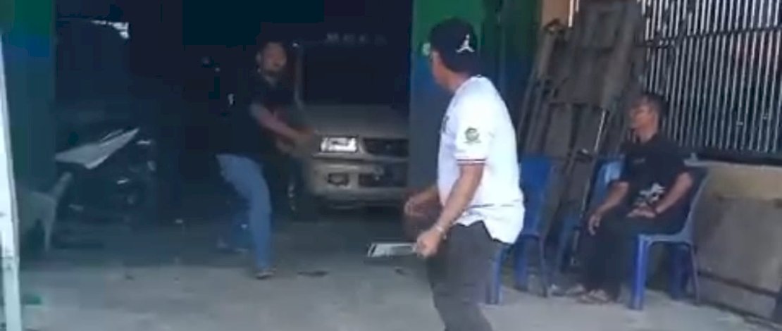Sebuah video memperlihatkan aksi duel dua pria menggunakan senjata tajam dan besi mendadak viral di media sosial.