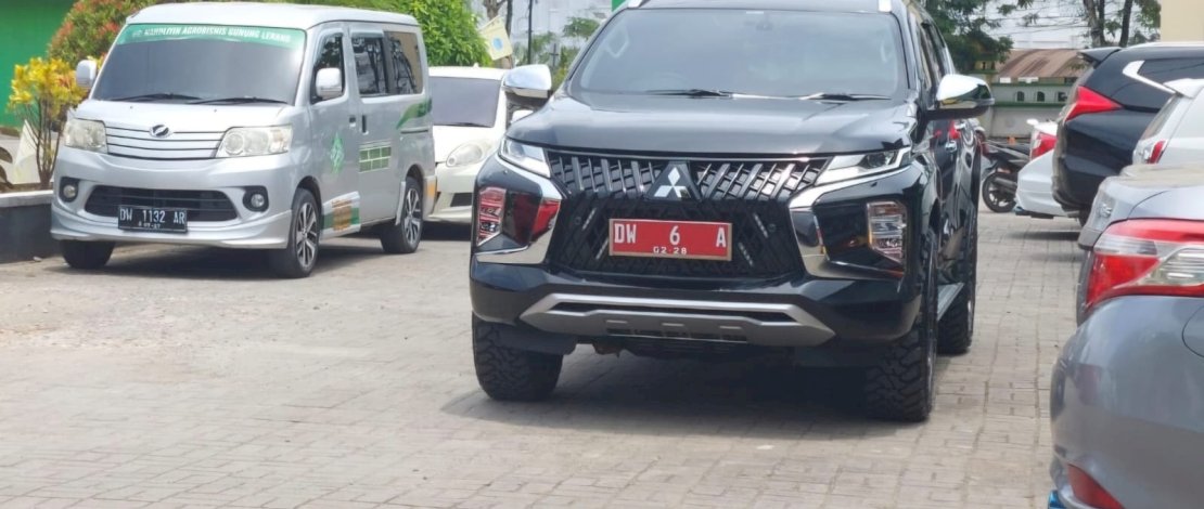 jenis Mitsubishi Pajero Sport dengan nomor polisi DW 6 A, yang digunakan oleh Sekretaris Daerah (Sekda) Bone, tercatat belum melunasi pajak kendaraan sejak jatuh tempo 30 Maret 2024.