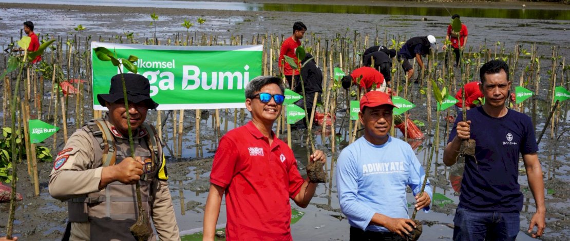 Melalui Program Telkomsel Jaga Bumi, Telkomsel dan AKADS  Tanam 1000 Bibit Mangrove di Pesisir Pantai Pangkajene