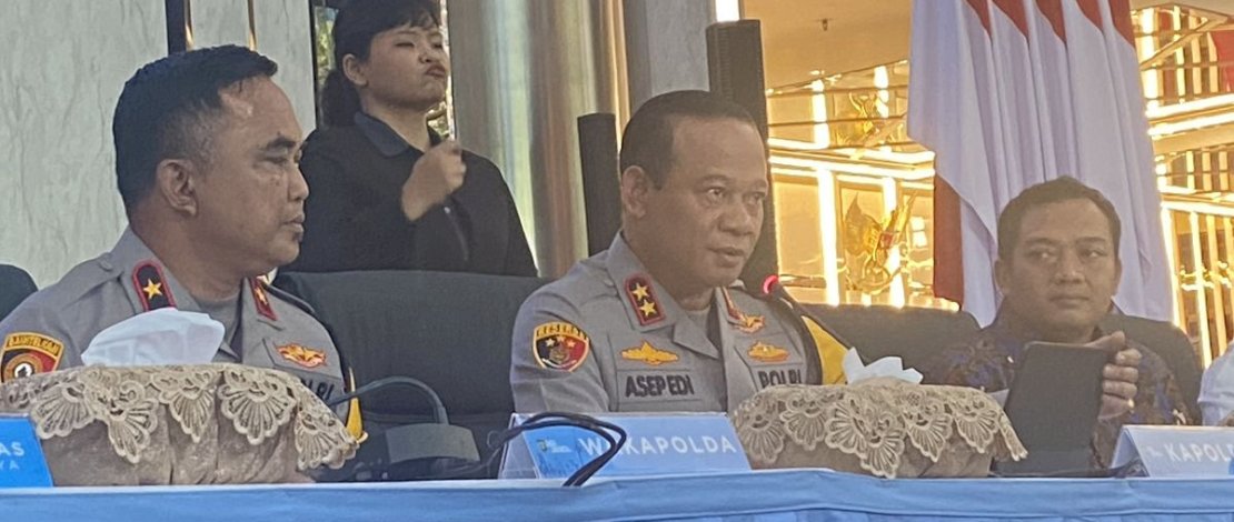 Kapolda Metro Jaya Irjen Asep Edi Suheri mengumumkan penetapan tersangka kasus tudingan Ijazah palsu Jokowi, dalam konferensi pers pada Jumat, 7 November 2025.
