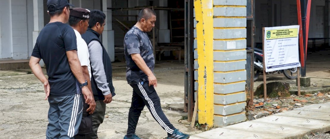 Bupati Luwu Timur, Irwan Bachri Syam, meninjau langsung pengerjaan drainase di kawasan Pasar Malili, Sabtu, 8 November 2025.