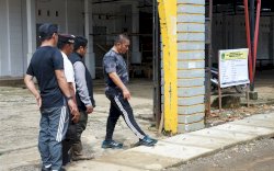 Tinjau Pengerjaan Drainase di Pasar Malili, Bupati Irwan Pastikan Berjalan Sesuai Perencanaan