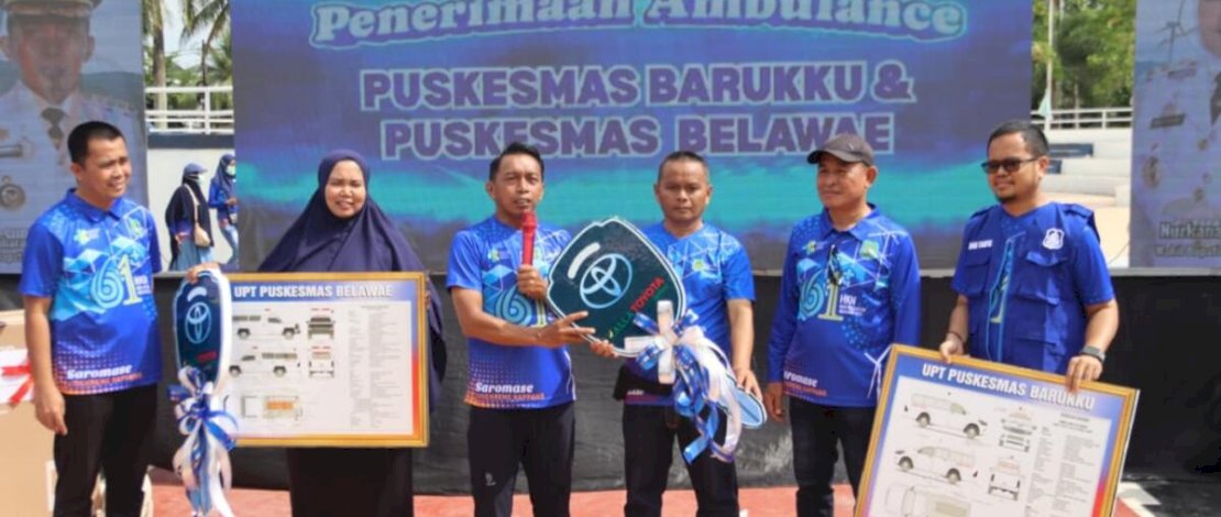 Bupati Sidrap H Syaharuddin Alrif menyerahkan dua unit ambulans masing-masing untuk Puskesmas Barukku dan Puskesmas Belawae, serta motor dinas operasional bagi petugas kesehatan di lapangan.